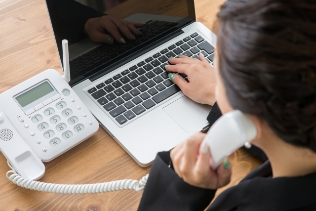 電話対応する女性